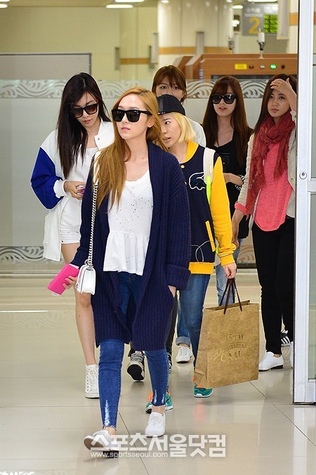 [PIC][22-04-2013]SNSD trở về Hàn Quốc vào trưa nay 034B184E5174DD9C234A95