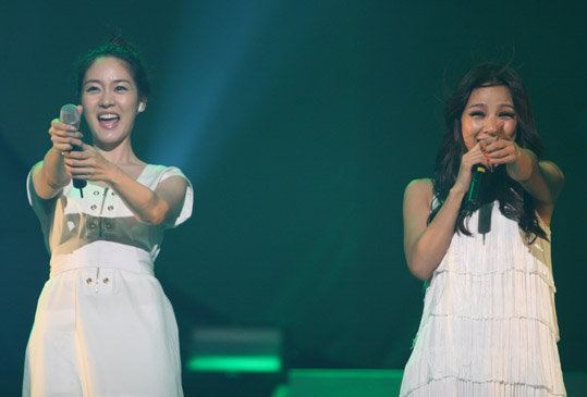  <b>이효리</b> <b>단독콘서트</b> <b>무대에서
</b>384